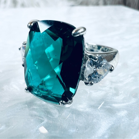 Gorgeous Silvertone with emerald green center costume statement, size 7 … - Picture 7 of 10